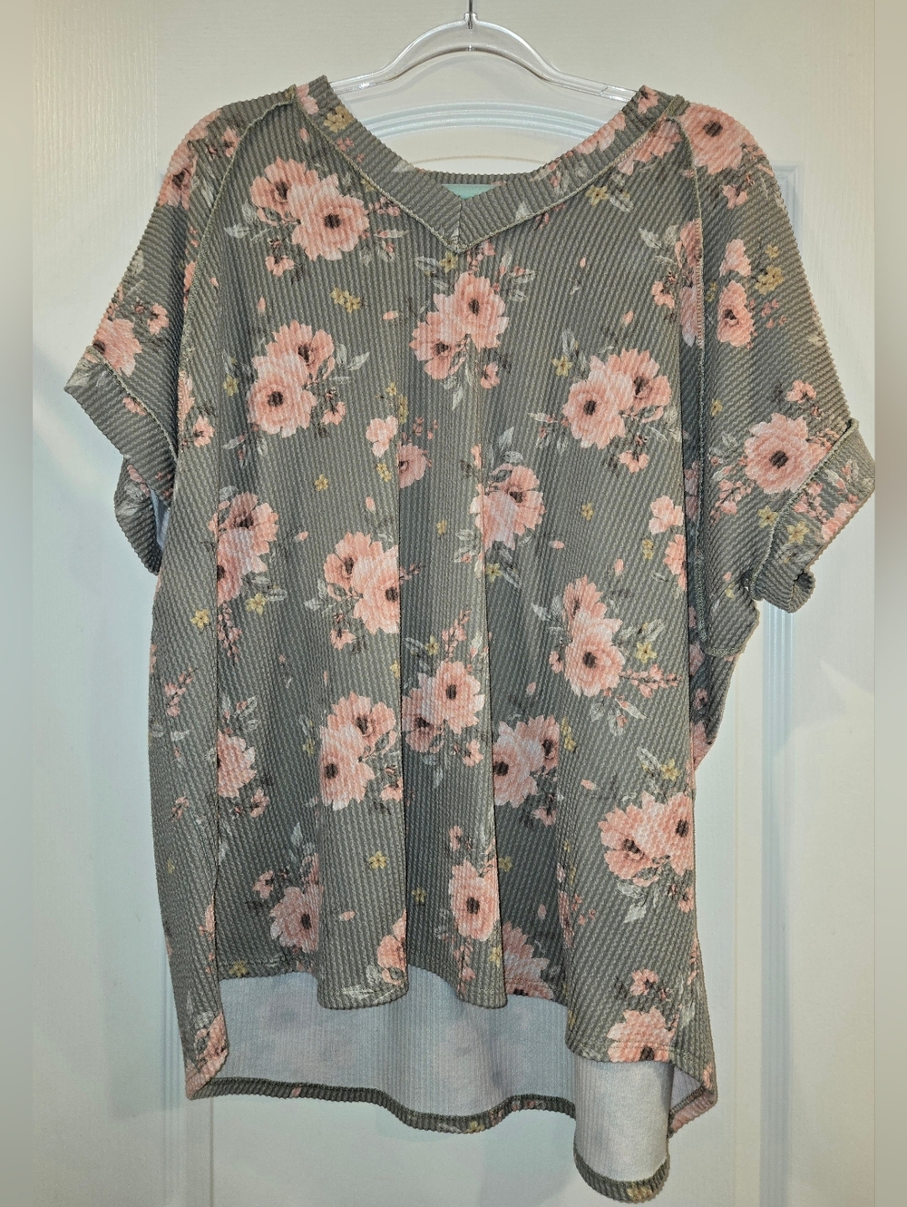 Womens Vneck Floral Ribbed Material Top Size-1XL
